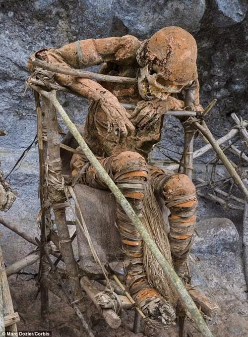 Xác ướp được bộ tộc Anga coi là những người bảo vệ của làng. Xác các chiến binh luôn được đặt ở những nơi trang trọng nhất. Tuy nhiên tục lệ này đã bị chính quyền nghiêm cấm từ năm 1975.