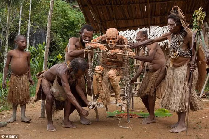 Những cái xác cũng thường xuyên được người thân đưa về nhà để tiến hành "bảo trì" chăm sóc, sau đó lại được đưa trở về vách đá nơi cư ngụ.