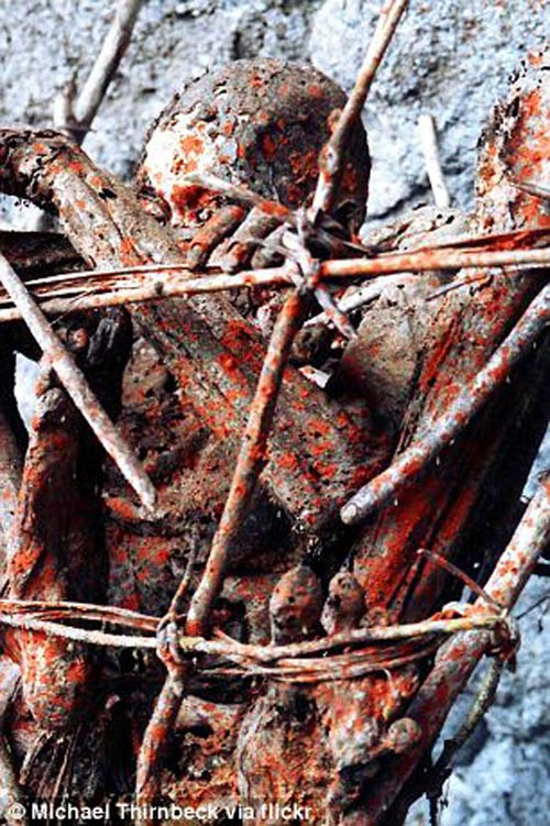 Đối với những người Anga sinh sống ở các vùng xa xôi hẻo lánh nhất, cách mai táng này chính là vinh dự lớn nhất mà họ có thể làm cho người thân đã chết của mình.