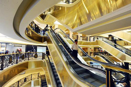 Khách hàng rất bất ngờ trước sự việc này vì một trung tâm thương mại lớn như Tràng Tiền lại không hề có nguồn điện dự phòng.