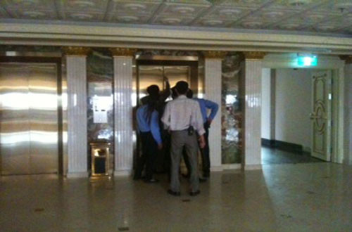 Rất nhiều khách hàng bị kẹt trong thang máy.