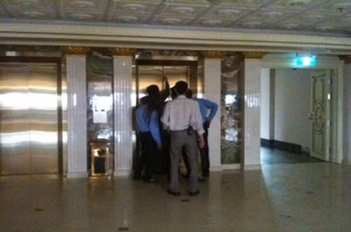 Rất nhiều khách hàng bị kẹt trong thang máy.