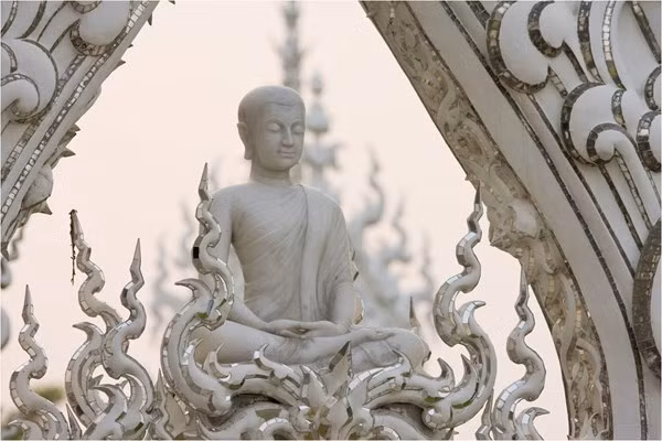 3. Wat Rong Khun, Thái Lan. Wat Rong Khun hay còn gọi là White Temple được xây dựng bởi họa sĩ Chalermchai Kositpipat vào năm 1997. Mỗi chi tiết của Chùa Trắng đều chứa đựng một ý tưởng tâm linh sâu sắc. Màu trắng được chọn thể hiện cho sự thuần khiết của Đức Phật, những tấm gương đại diện cho trí tuệ của Ngài phản chiếu vào vũ trụ. Ảnh: Thông điệp của họa sĩ Chalermchai muốn truyền tải là hãy vượt qua ham muốn, tham lam để đến với ánh sáng của Đức Phật.