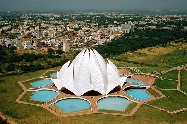 4. Bahá’í House of Worship (Lotus Temple), Ấn Độ. Hoàn thành vào năm 1986, Ngôi đền của Đạo Bahá’í thu hút 8.000-10.000 khách tham quan mỗi ngày. (Triết lý của Bahá'í là không phân biệt chủng tộc, tất cả mọi người đều cùng chung tay xây dựng một thế giới hòa hợp và hòa bình). Hình tượng hoa sen có vị trí quan trọng trong văn hóa và nghệ thuật Ấn Độ, gắn liền với sự linh thiêng, nhiệm màu. Ảnh: Bahá’í House of Worship nhìn từ trên cao.