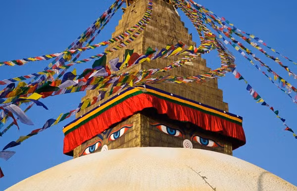 Mỗi công trình này đều có dấu ấn riêng, thể hiện niềm tự hào của cộng đồng tôn giáo. Sau đây là 7 công trình gây ấn tượng nhất trên thế giới. 1. Boudhanath Stupa, Nepal. Tháp Boudhanath cao 36 mét, với đỉnh tháp gồm 13 tầng thể hiện 13 giai đoạn giác ngộ (enlightenment) của Đức Phật. Bốn mặt của đỉnh tháp vẽ hình đôi mắt và chiếc tay của Đức Phật, với ý nghĩa Ngài luôn quan sát và lắng nghe chúng ta. Ảnh: Đôi mắt và chiếc tay của Đức Phật được vẽ ở bốn mặt đỉnh tháp.