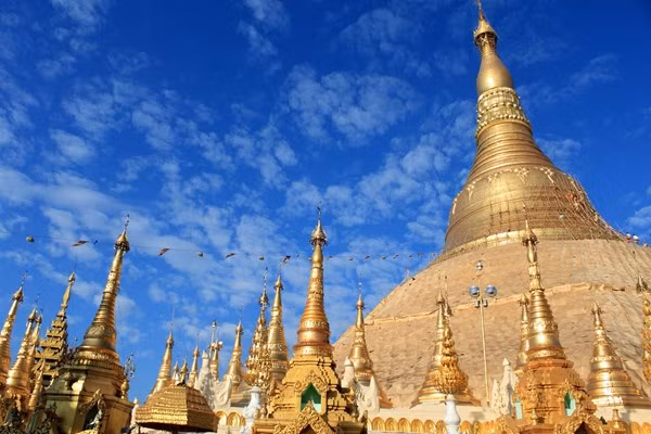5. Shwedagon Pagoda, Myanmar. Chùa Shwedagon được xây dựng gần 2,500 năm, là nơi lưu giữ tóc và những bảo vật của Đức Phật. Tương truyền có 5.448 viên kim cương và hàng trăm lá vàng được dùng để bao phủ ngọn tháp của Shwedagon. Ảnh: 5448 viên kim cương, 2.317 đá quý, 1.065 chiếc chuông vàng được dùng cho đỉnh tháp.