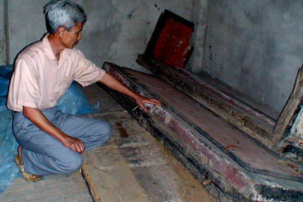 Ván thiên bằng ngọc am từ ngôi mộ ở Trung Hưng (Yên Mỹ, Hưng Yên).