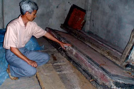 Ván thiên bằng ngọc am từ ngôi mộ ở Trung Hưng (Yên Mỹ, Hưng Yên).