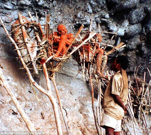 Những cái xác khi đã hun khô còn được bôi lên một lớp đất sét hay đất hoàng thổ để ngăn chặn các tác nhân gây hại từ môi trường, chính vì vậy mà da thịt xác ướp thường trở thành màu đỏ.