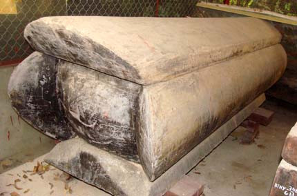 Quan tài ngọc am khai quật từ mộ Nguyễn Bá Khanh ở Hưng Yên. Ông là quan thị, giữ chức cận thị nội giám, Tư lễ giám, Tổng nội giám, Đô đốc phủ, Tả tưởng quân, Thái tể đại tử đồ, Tước trực trung hầu.