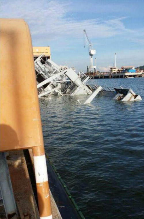 Các hình ảnh chụp tại hiện trường cho thấy là phần lớn thân tàu đã nằm dưới mặt nước.