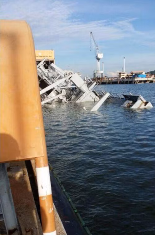 Các hình ảnh chụp tại hiện trường cho thấy là phần lớn thân tàu đã nằm dưới mặt nước.