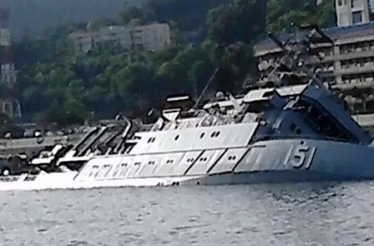 Theo báo chí Malaysia, vụ tai nạn xảy ra trong một nỗ lực công nhân nhà máy đáng cố gắng gỡ bỏ chiếc máy phát điện nặng 1 tấn ra khỏi tàu.