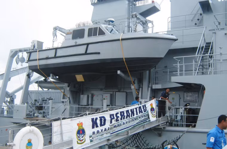 Trước khi vào nhà máy sửa chữa, KD Perantau đã tham gia tích cực chiến dịch tìm kiếm chuyến bay xấu số MH370 ở phía nam Ấn Độ Dương.