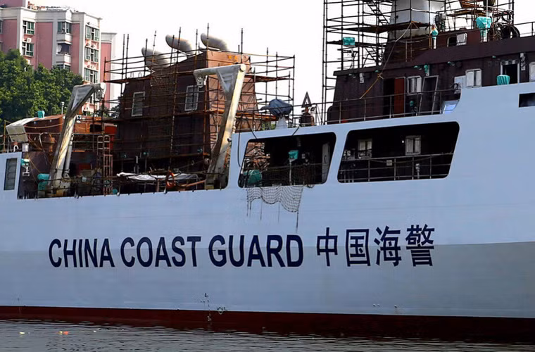 Tuy nhiên, phần giữa thân tàu thì khác biệt rõ ràng, nhưng kiểu thiết kế này dường như mang nhiều nét đặc trưng với tàu tuần tra của hải giám, hải cảnh.