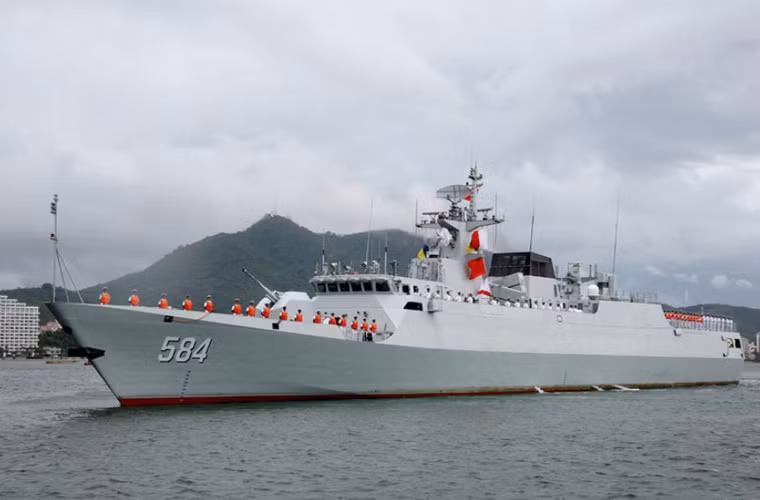 Type 056 được xem là lớp tàu chiến đấu mặt nước mới nhất của Hải quân Trung Quốc, được thiết kế để thay thế vai trò các tàu tuần tra Type 037 thế hệ cũ. Hiện tại, Trung Quốc đang tăng tốc trang bị lớp tàu này cho các Hạm đội Nam Hải, Đông Hải, Bắc Hải và Đặc khu Hồng Kông. Cho tới nay đã có khoảng 22 tàu được chế tạo, trong đó 17 tàu đã bàn giao.