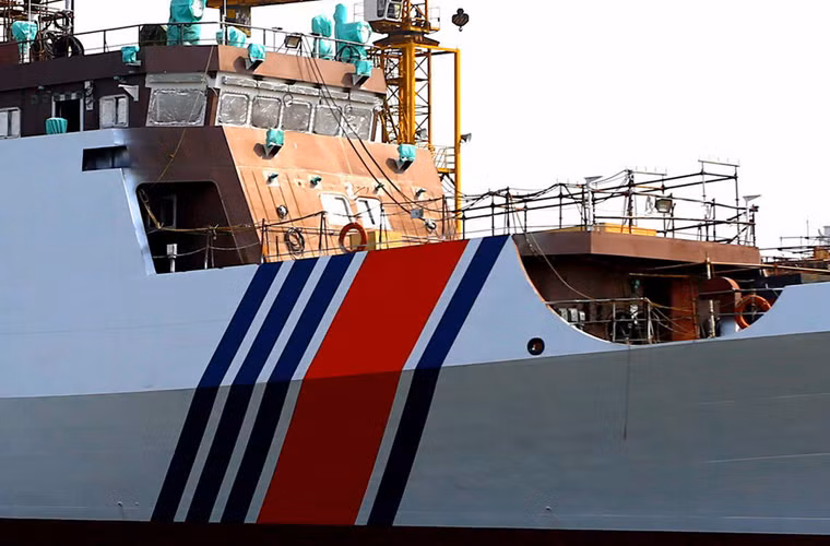 Bên cạnh việc trang bị cho hải quân, không loại trừ những khả năng Trung Quốc còn thiết kế cải tiến Type 056 để trang bị lực lượng hải cảnh. Trong ảnh, thành tàu hải cảnh “lạ” có nét giống với tàu hộ vệ Type 056 mặc dù kết cấu thượng tầng thì khác biệt rõ rệt.