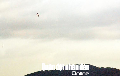 Mô hình máy bay địch lập tuyến bắn trên không.