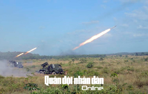 Pháo BM14 thực hành hỏa lực chuẩn bị.