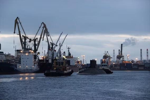 Như thường lệ, hãng đóng tàu ROLLDOCK của Hà Lan vẫn tiếp tục được cả phía Nga và Việt Nam tin tưởng để thuê vận chuyển cả 3/6 chiếc tàu ngầm Kilo đầu tiên về nước.