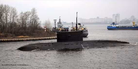 Ảnh chụp tàu ngầm HQ-184 Hải Phòng sau khi thử nghiêm, quay trở lại nhà máy để chuẩn bị về Việt Nam hôm 5/12.