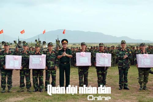 Lãnh đạo Quân khu 7 khen thưởng các đơn vị có thành tích xuất sắc trong diễn tập.