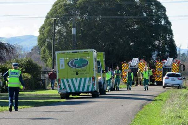 Cảnh sát phong tỏa lối dẫn vào hiện trường máy bay rơi. Ảnh: NZ Herald