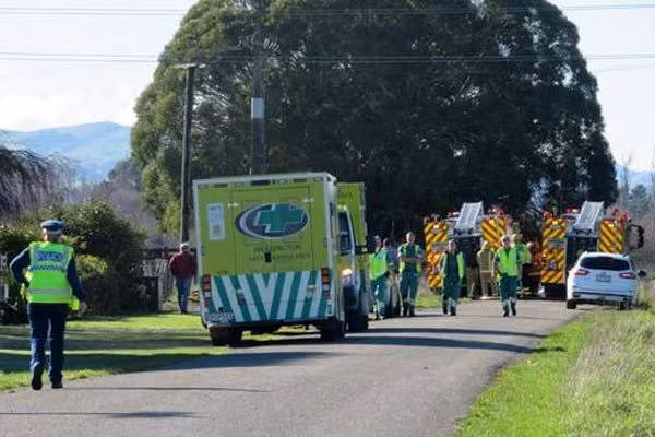 Cảnh sát phong tỏa lối dẫn vào hiện trường máy bay rơi. Ảnh: NZ Herald