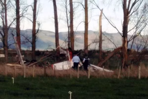 Xác các máy bay rơi sau khi đâm nhau lúc chuẩn bị hạ cánh xuống sân bay Hood. Ảnh: tvnz.co.nz