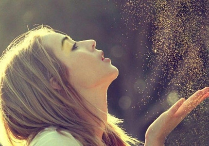 Bạn cảm thấy nản lòng khi tiếng nói của mình không được người khác lắng nghe. Có thể bạn đang trải qua cảm giác tự ti và thiếu tự tin trong hoàn cảnh hay mối quan hệ nào đó. Giấc mơ này biểu thị rằng bạn nên tự tin và quyết đoán hơn.