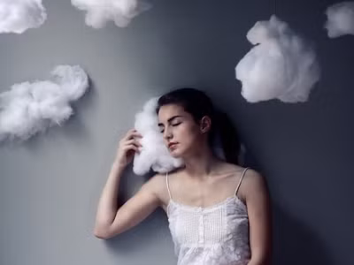 Giấc mơ về rụng răng thường phản ánh nỗi lo sợ về ngoại hình, sự lúng túng hoặc những lo âu quá mức trong con người bạn. Việc mất răng trong giấc mơ có thể xuất phát từ những bế tắc trong cuộc sống. Có thể bạn đang gặp khó khăn trong việc bộc lộ bản thân hoặc một công việc quan trọng của bạn bị gián đoạn.