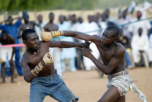 2. Đấm bốc cổ truyền, Nigeria. Người dân bộ tộc Hausa sinh sống trên sa mạc Sahara, Tây Phi có một bộ môn đấm bốc vô cùng quái đản mang tên Dambe.