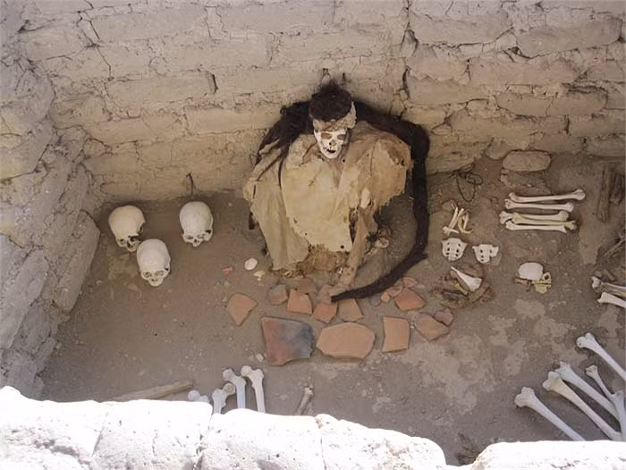 Điều khó lý giải, là tóc của những bộ xương khô này vẫn còn nguyên vẹn, thậm chí còn mềm sau 1.000 năm nằm trong hầm mộ.