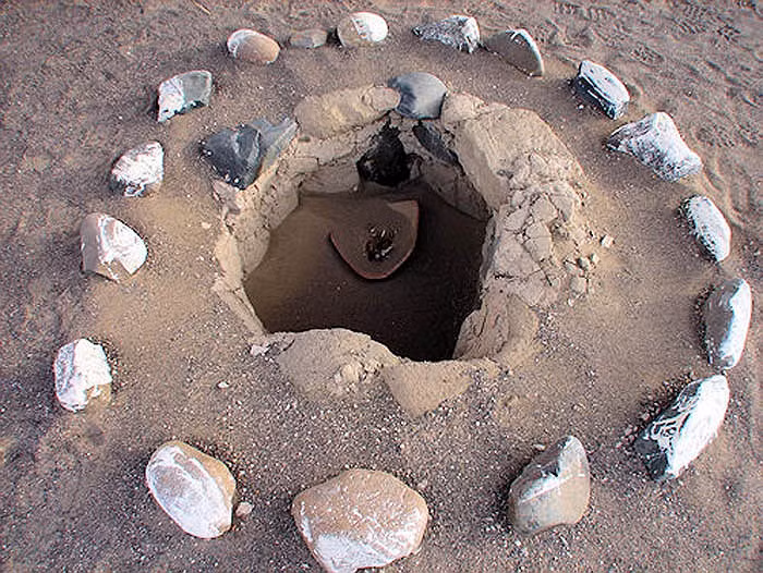 Nhiều khả năng, những bộ xương trong các hầm mộ lớn nằm sâu dưới sa mạc là của các tộc trưởng, hoặc những người có uy tín trong bộ tộc.