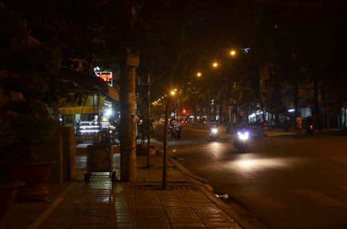 Đoạn đường trước nhà ông Thanh (gần trụ sở Công an phường 11, quận 6), nơi các đối tượng liều lĩnh nổ súng giữa đêm khuya rồi tẩu thoát.