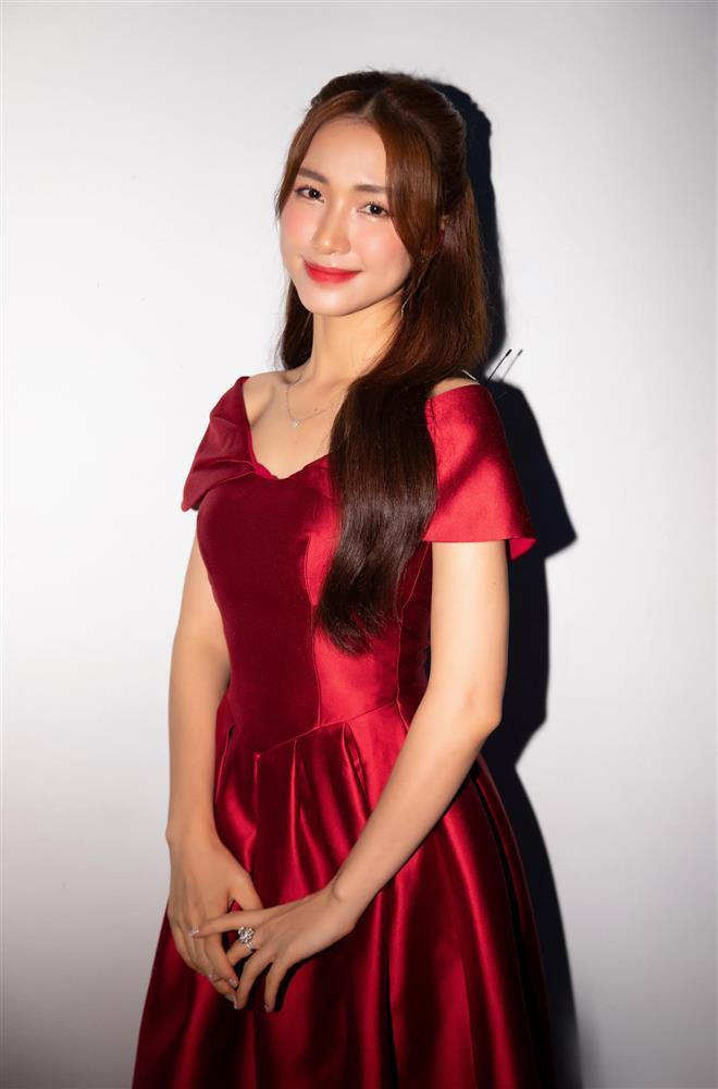 Hoa Minzy lam viec cat luc, livestream ban hang khap noi-Hinh-3