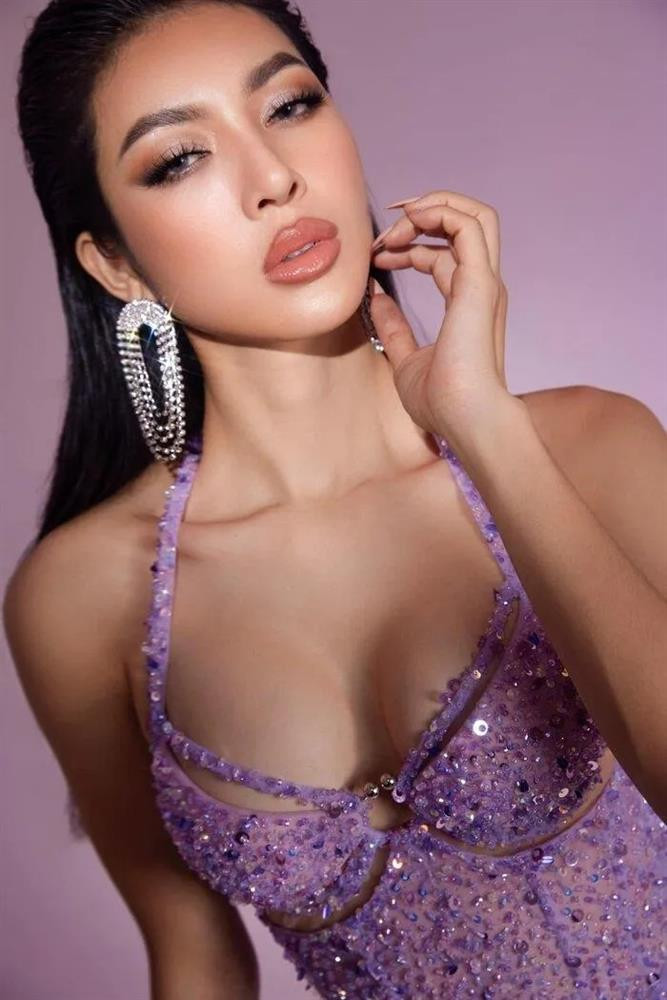 ô khéo chọn layout trang điểm tông Tây với môi nude đánh tràn viền, nhấn nhá vào đôi mắt.