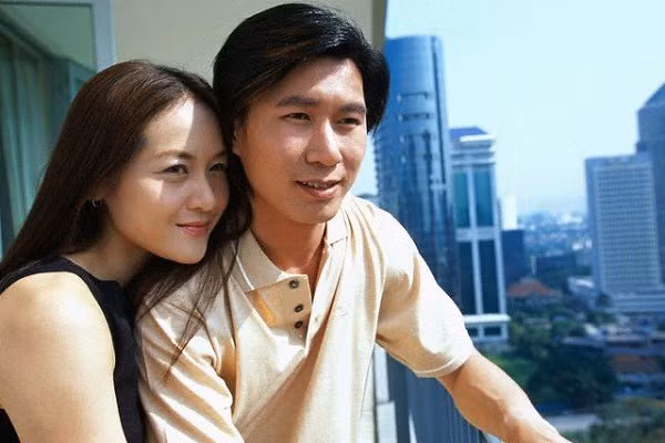 Chong lien tuc qua dem nha vo cu vi ly do con om