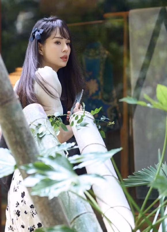 U60 Ly Nhuoc Dong gay choang voi nhan sac khong thua gi gai 20-Hinh-2