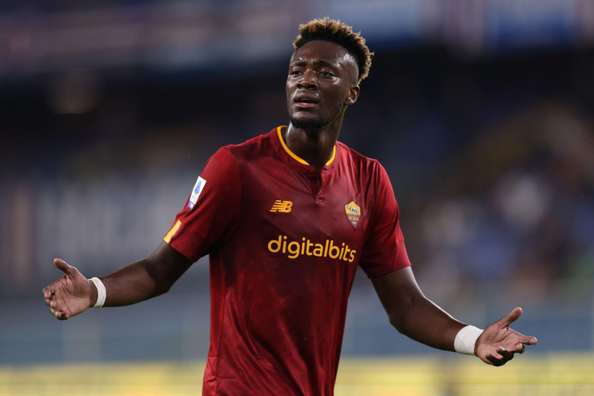 Tammy Abraham (AS Roma): Abraham lên tuyển ở đợt triệu tập gần đây, nhưng chưa thể hiện được nhiều. Mùa này, cựu sao Chelsea chỉ mới ghi 2 bàn sau 11 trận tại Serie A. Nếu không cải thiện phong độ ở các trận tới, Abraham khó có cơ hội dự World Cup 2022.