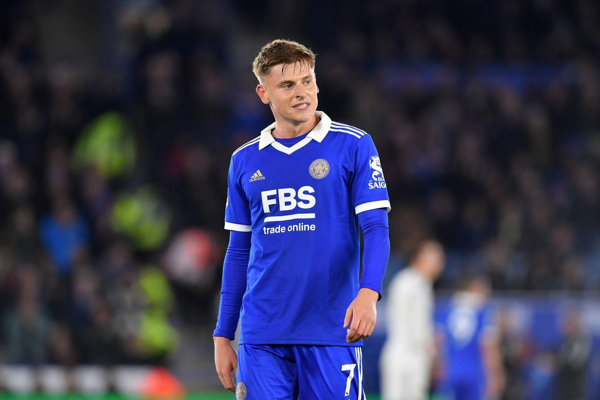 Harvey Barnes (Leicester): Barnes trở lại ngoạn mục trong giai đoạn gần đây, khi ghi 3 bàn trong 5 trận tại Premier League. HLV Southgate từng rất thích cách chơi của Barnes, song chấn thương khiến sao Leicester liên tục lỡ hẹn với tuyển Anh. Sự trở lại của Barnes khiến cuộc đua giành suất dự World Cup 2022 thêm căng thẳng.