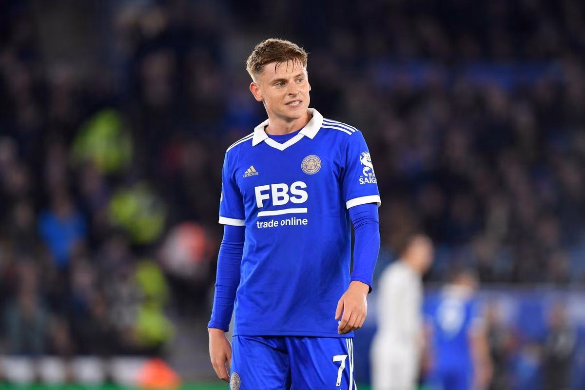 Harvey Barnes (Leicester): Barnes trở lại ngoạn mục trong giai đoạn gần đây, khi ghi 3 bàn trong 5 trận tại Premier League. HLV Southgate từng rất thích cách chơi của Barnes, song chấn thương khiến sao Leicester liên tục lỡ hẹn với tuyển Anh. Sự trở lại của Barnes khiến cuộc đua giành suất dự World Cup 2022 thêm căng thẳng.
