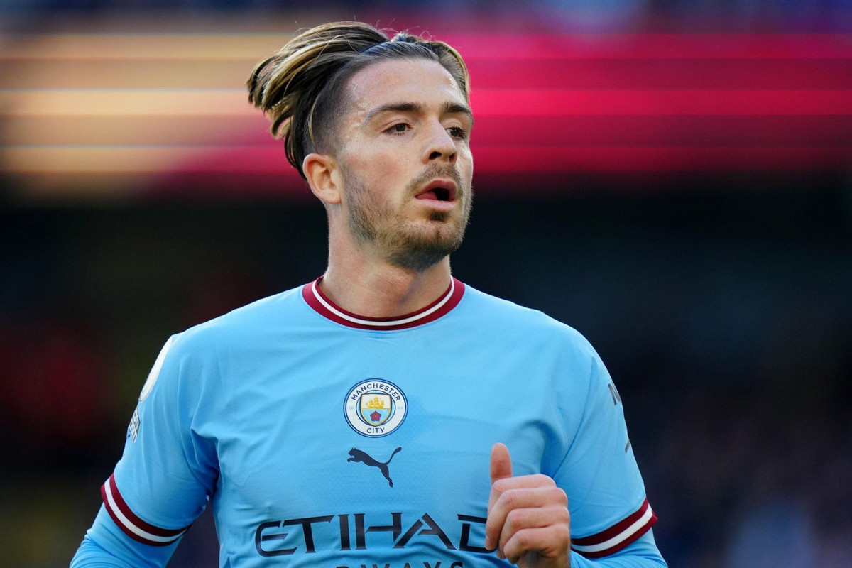 Jack Grealish (Man City): Grealish đang chật vật ở đội hình Man City. Anh chỉ chơi 6 trận, ghi một bàn. Phong độ của Grealish không đủ thuyết phục so với dàn sao tấn công của tuyển Anh. Tuy nhiên, Grealish là "trò cưng" của HLV Southgate, khả năng cao được đảm bảo suất dự World Cup 2022.