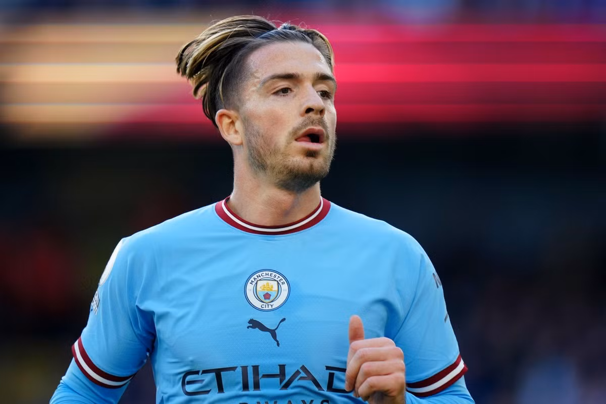 Jack Grealish (Man City): Grealish đang chật vật ở đội hình Man City. Anh chỉ chơi 6 trận, ghi một bàn. Phong độ của Grealish không đủ thuyết phục so với dàn sao tấn công của tuyển Anh. Tuy nhiên, Grealish là "trò cưng" của HLV Southgate, khả năng cao được đảm bảo suất dự World Cup 2022.