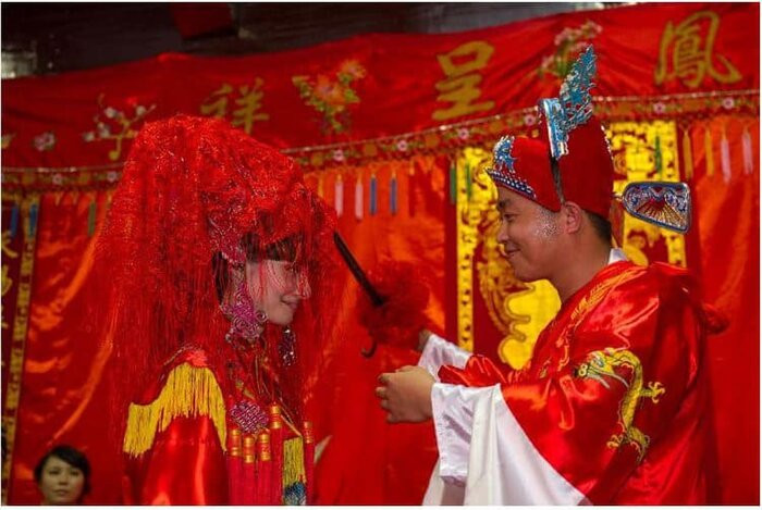 Hai cô gái vào đám cưới người lạ "xin ăn" vì lý do bất ngờ - Hình 2 Hai co gai vao dam cuoi nguoi la