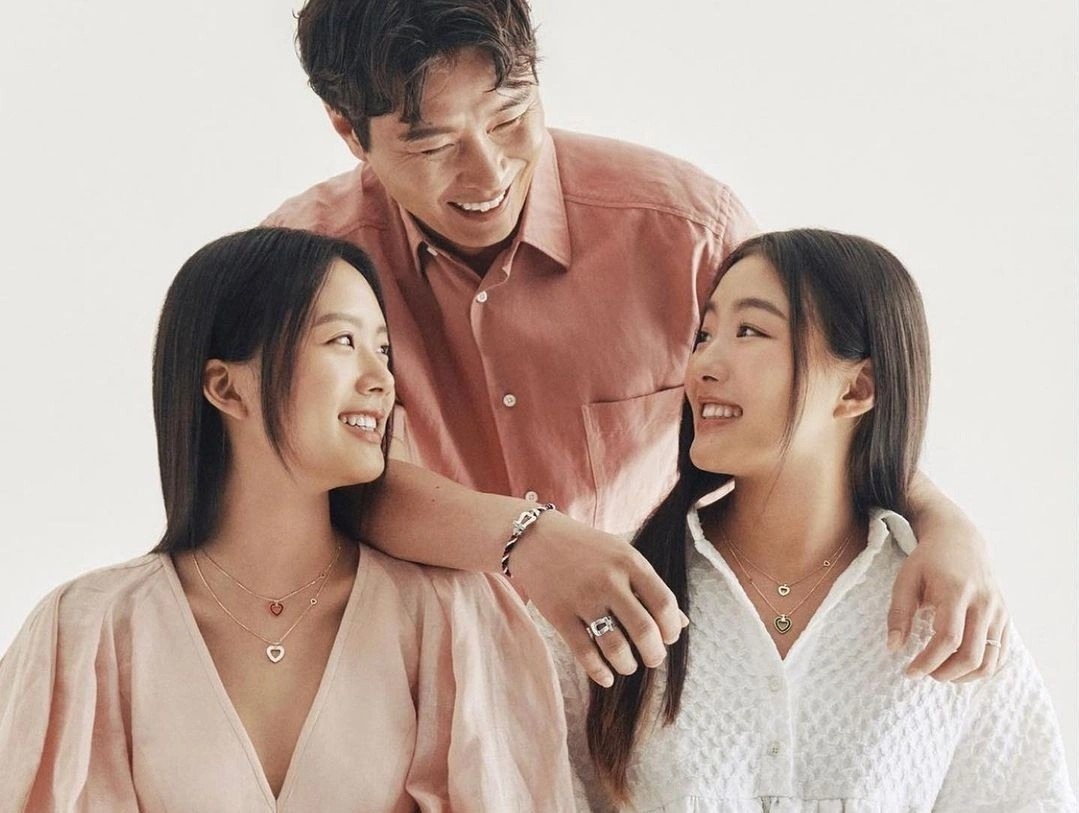 Tại Hàn Quốc, gia đình cựu cầu thủ bóng đá Lee Dong Guk là một trong những tổ ấm nổi tiếng khi từng tham gia chương trình The Return of Superman. Năm 2005, nam danh thủ kết hôn với Lee Soo Jin, Á hậu cuộc thi Miss Korea năm 1997 và lần lượt chào đón 5 người con, trong đó có 2 cặp song sinh. Jae Si (trái) và Jae Ah (sinh năm 2007) là cặp song sinh đầu của cặp vợ chồng.