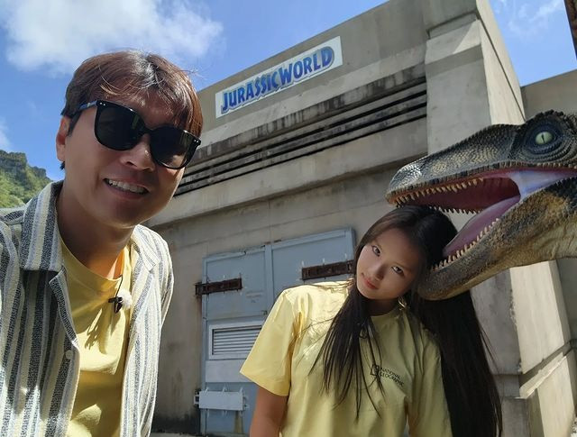 Jae Si và các em khá thân thiết với người bố nổi tiếng. Cả gia đình thường xuyên cùng đi chơi thể thao, du lịch và chia sẻ khoảnh khắc vui nhộn trên mạng xã hội. Dong Guk cũng hay tháp tùng con gái đến các buổi chụp hình, quay quảng cáo.