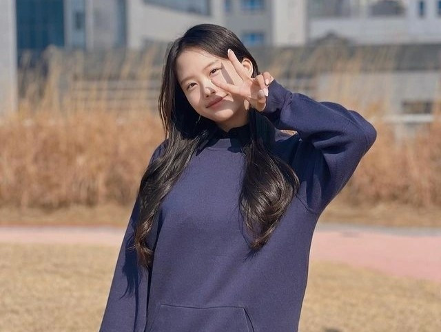 Bên cạnh đó, Jae Si thường xuyên chia sẻ về cuộc sống thường ngày qua các video trên kênh cá nhân hơn 48.000 người đăng ký. Cô gái 15 tuổi gây thiện cảm với phong cách nói chuyện dễ thương, gần gũi.