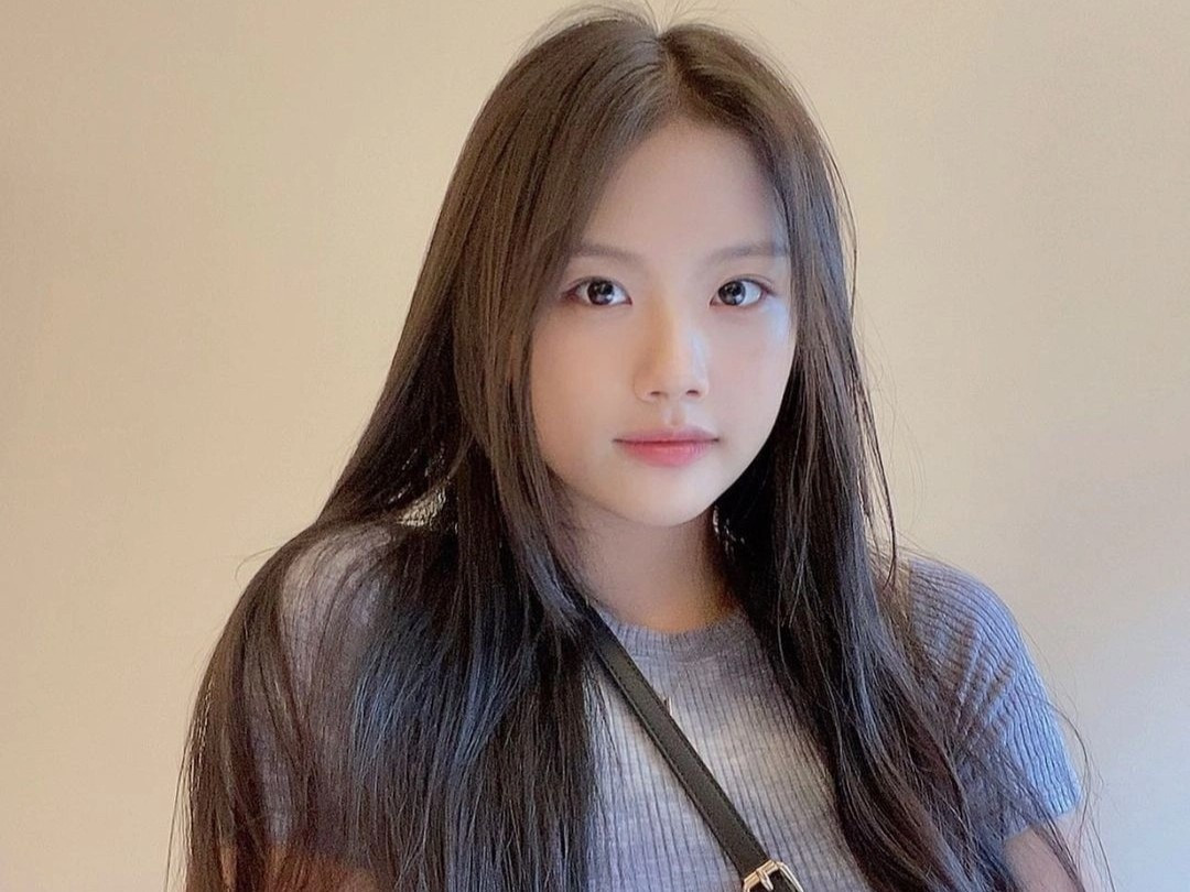 Với lợi thế ngoại hình, chiều cao và độ nổi tiếng của gia đình, Jae Si thuận lợi bước vào giới thời trang với tư cách là người mẫu. Cô gái sinh năm 2007 từng hợp tác với thương hiệu nước uống Evian, xuất hiện trên tạp chí Dazed, W Korea hay tham gia các chương trình truyền hình cùng bố.