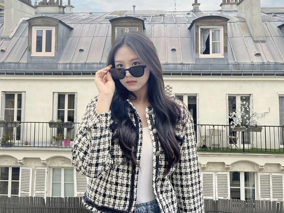 Thời trang đời thường của con gái cựu danh thủ Hàn Quốc cũng nhận nhiều lời khen trên mạng xã hội. Cô theo đuổi phong cách thanh lịch, nữ tính và trẻ trung đúng lứa tuổi. Mới lập trang cá nhân riêng 2 năm nay, Jae Si đã có gần 140.000 người theo dõi.